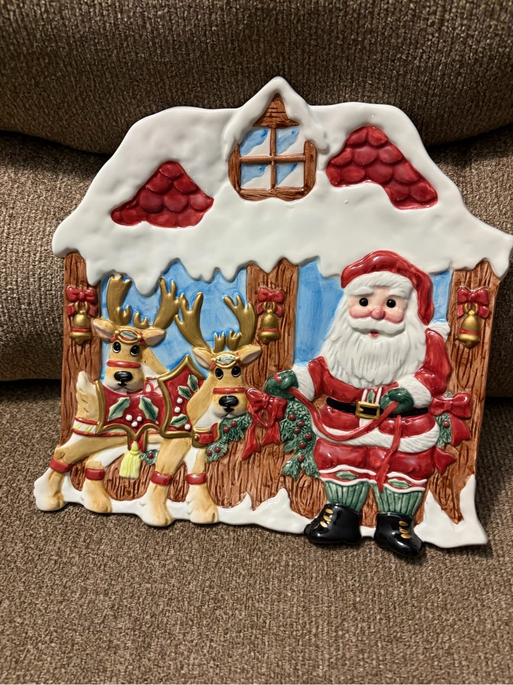 Fitz and Floyd Holiday Santa and Reindeer Ceramic Plate - Red and White. EUC